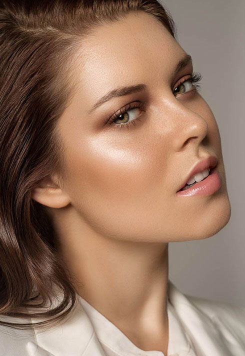 top makeup artist oz zandiyeh glowy skin highlight