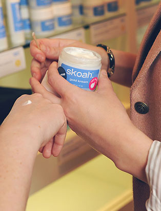 kendra dutchak testing skoah skincare on client