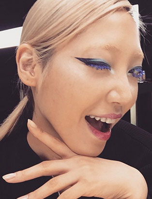 caitlyn dixon blue makeup on model soo joo winking