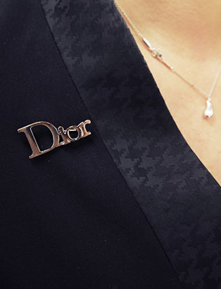 maggie chung dior executive logo lapel pin