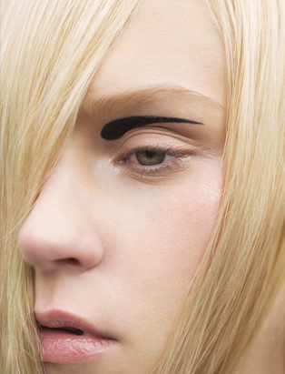 ana v de g minimalist look mua grad blanche madconald centre