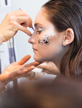 Tim Hung, Curlique, Smith-Cosmetics, audience, close up, application