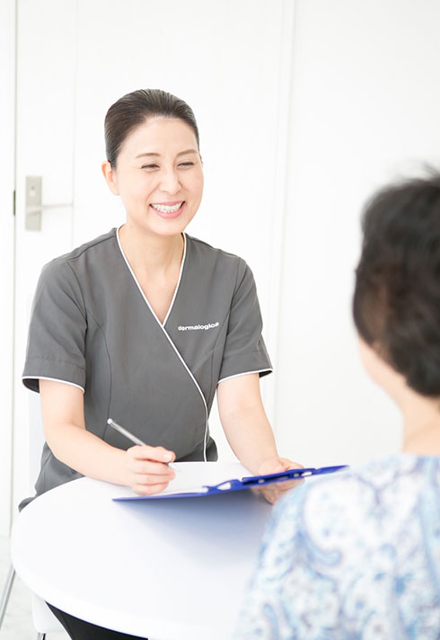 Tomoko consults with her client to determine the best skincare treatments