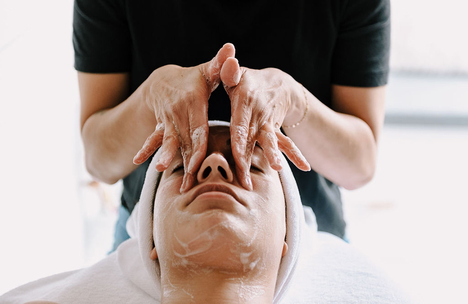 Blanche Macdonald graduate Gwen de la Costa performing a facial