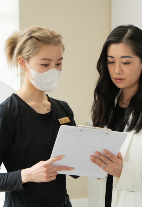 Registered nurse and aesticial doctor talking