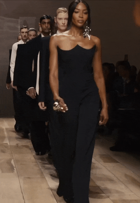 Naomi Campbell leading Alexander McQueen Fall 2023 collection.